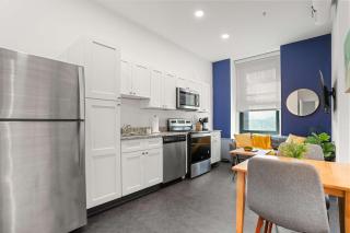 CozySuites Stunning in 1BR Downtown Pitts #11 - 4