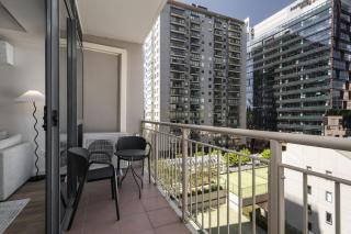 Spacious 3-Bed Apartment in Melbourne CBD - 2