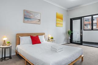 Transit-Friendly Studio - Direct to City & Beach - 0