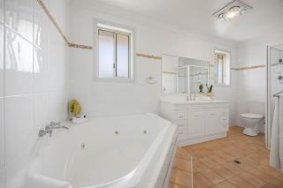 Pelicans Rest Lake Cathie - pool, beach, aircon - 7