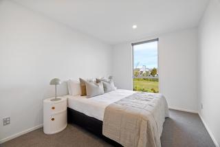 Chic City Apartment, Sleeps 7, Pool, Gym & 2 Parks - 3