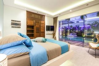 Walk To The Beach From Luxury Designer Villa - 8
