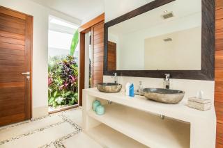 Walk To The Beach From Luxury Designer Villa - 1