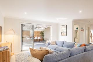 Capri Blue 2, 88 Tomaree Rd - stunning townhouse with Wi-Fi, Air Con - Shoal Bay - 8