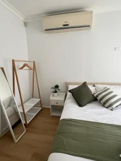 Queen room with shared bathroom - 4
