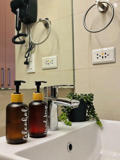 1 Bedroom Luxe in BGC with Balcony & Free Parking - 6