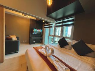 1 Bedroom Luxe in BGC with Balcony & Free Parking - 1