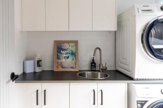 The Crescent, a modern townhouse near LGH & parks - 3