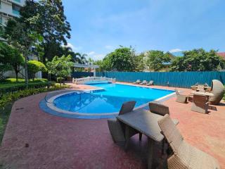 Netflix and Chill with swimming pool access - 5