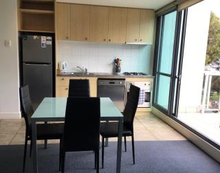THE WATERFRONT APARTMENTS 1 Bedroom Studio Apartment with Street Views located on the Geelong Waterfront - 4704 - 2