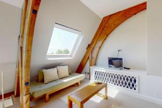 Unique 3Bed Former Church Flat - 6 Mins to Stamford Brook Tube - 7