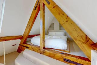 Unique 3Bed Former Church Flat - 6 Mins to Stamford Brook Tube - 5