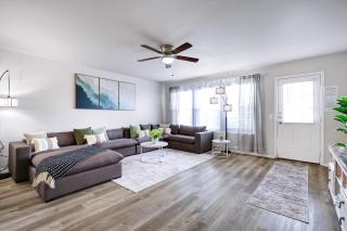 Hot Tub Nr Sea World Yard Bbq Swing Set Game Room - 7