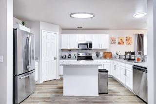 Hot Tub Nr Sea World Yard Bbq Swing Set Game Room - 6