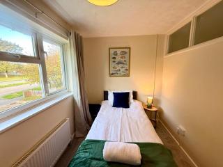 Queens Drive Long Stays Free Parking Sleeps 7 - 9