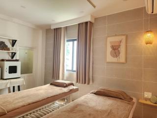 Room 2-Beautiful Studio w Rooftop & balcony - 4