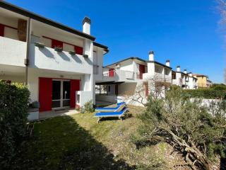 Terraced house with garden and pool - 7