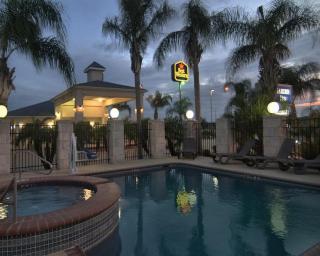 SureStay Hotel by Best Western Falfurrias - Falfurrias - 1