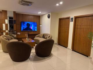 Warmwood Designer 2BHK- Rooftop pool, Self checkin - 1