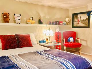Artistic and stylish english charm backyard private guest house with master bedroom and living room - 7