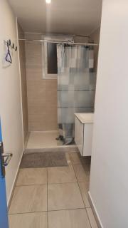 1 chambre meublé avec cuisine privé salle de bain partagé métro 7 la Courneuve remise de clé entre 11H et 14H - 4