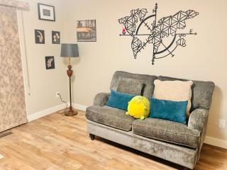 Artistic and stylish english charm backyard private guest house with master bedroom and living room - 3