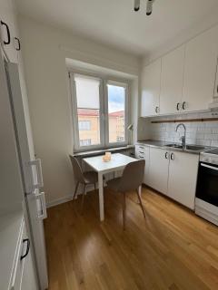 Easy living in suburban studio - 2