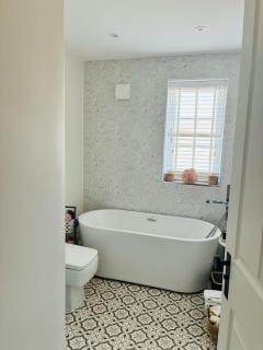 Albie House -3BR, Ensuite, Netflix, EV Car - Wootton - 4