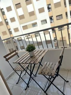 Bright 2-Bedroom Apartment with Balcony & Parking - 4