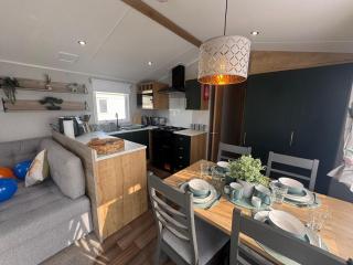 Fantasy Island - Eastgate E6 - The Sierra with Hot Tub - Coastal Caravan Breaks - 8