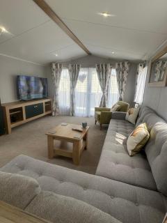 Fantasy Island - Eastgate E6 - The Sierra with Hot Tub - Coastal Caravan Breaks - 5