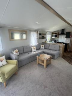 Fantasy Island - Eastgate E6 - The Sierra with Hot Tub - Coastal Caravan Breaks - 7
