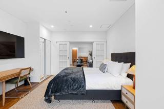 Huge One Bed With Sofa, City Views & By The River - 9