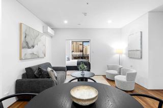 Huge One Bed With Sofa, City Views & By The River - 8