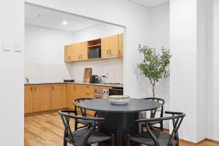 Huge One Bed With Sofa, City Views & By The River - 5