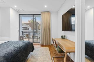 Huge One Bed With Sofa, City Views & By The River - 1