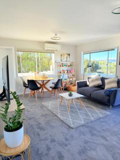 Renovated Entire 2BR Flat, Comfort, Scenic Views, Free Parking & 10 min to Ferry - 0