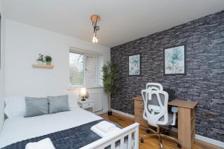 Open Mind Property - 3 Bed Home with Free Parking - 7