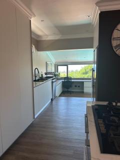 Spacious 4-Bedroom Coastal Haven with Sea Views - 8