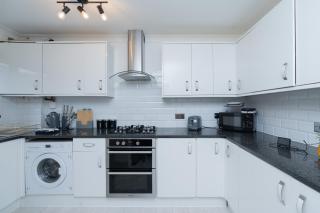Open Mind Property - 3 Bed Home with Free Parking - 3