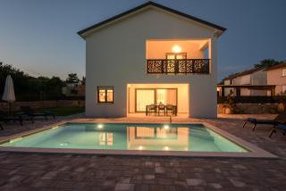 Villa LaLuna with heated pool - 9