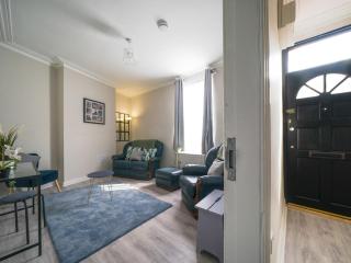2 Bedroom Quiet Townhouse Perfect for CityBreak - 8