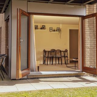 2 bed flat with parking - 4