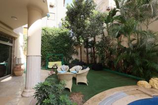 Spacious Apartment With Private Pool & Garden - 8