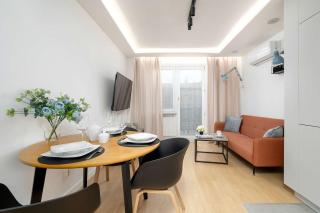 Stylish 2 Bedrooms Apartment with Air Conditioning Close to the City Center by Noclegi Renters - 0