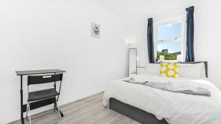 Modern Thames Circle 1-Bedroom Gem in Canary Wharf - 4