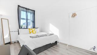 Modern Thames Circle 1-Bedroom Gem in Canary Wharf - 3