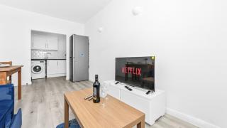 Modern Thames Circle 1-Bedroom Gem in Canary Wharf - 8