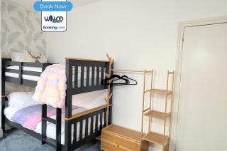 3 Bedroom House By WillCo Property Short Lets & Serviced Accommodation Leicester With Games, Parking, Projector & Perfect For Contractors - 1