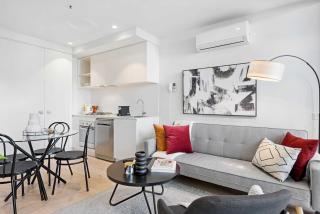 Charming 1-Bed Apartment with a Balcony - 4
